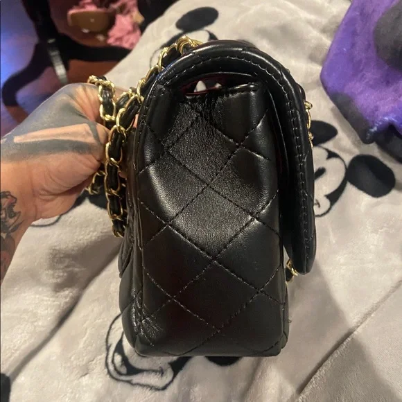 Elegant Black Quilted w/gold /hardware Chain Shoulder Bag - Picture 4 of 16